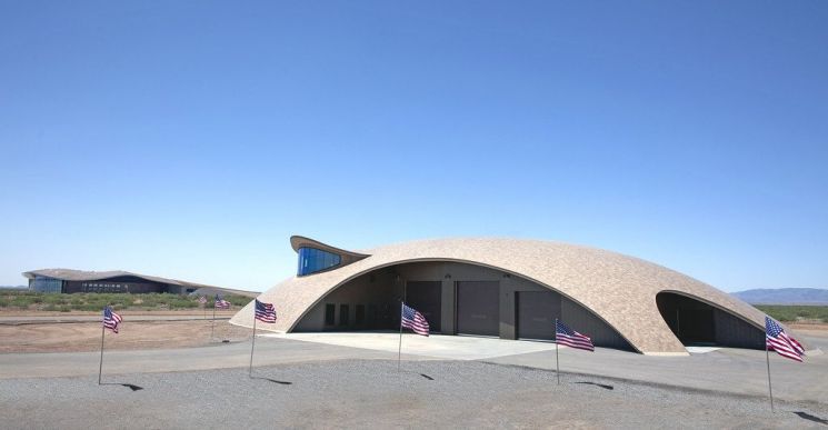 버진갤럭틱은 미국 뉴멕시코주의 스페이스포트 아메리카(Spaceport America)를 거점으로 상업용 준궤도 우주 여행을 운영하고 있다. 스페이스포트 웹사이트