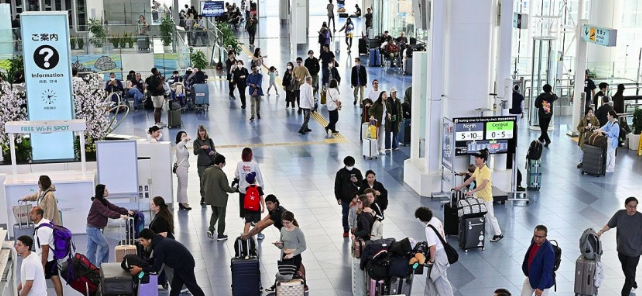 일본 도쿄 하네다공항에서 여행객들이 출국장으로 향하고 있다. 교도연합뉴스