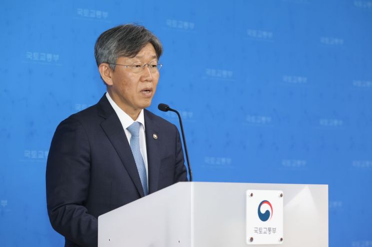 김이탁 국토교통부 제1차관이 21일 정부세종청사 국토부 기자실에서 주거안정플랜을 발표하고 있다. 국토부 제공