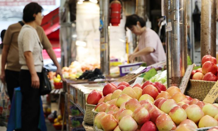 서울 한 전통시장에서 추석을 앞두고 소비자들이 제수용품을 둘러보고 있다. 연합뉴스
