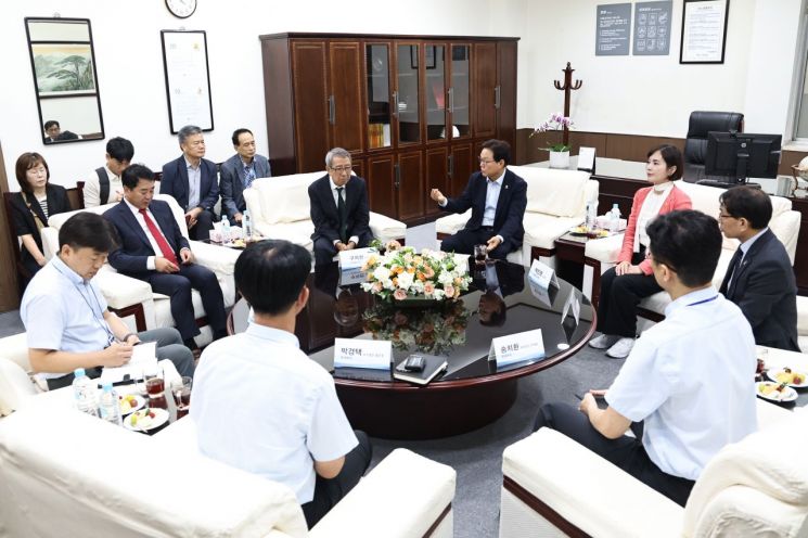 박완수 경남도지사(시계 방향), 박진현 도의원, 경제통상국장, 현대위아 송치환 주재원, 박경택 현대위아 강소법인장, 김준형 현대위아 책임매니저, 대변인, 구자천 창원상공회의소 명예회장이 현지 경영과 관련해 의견을 나누고 있다. [사진제공=경남도]