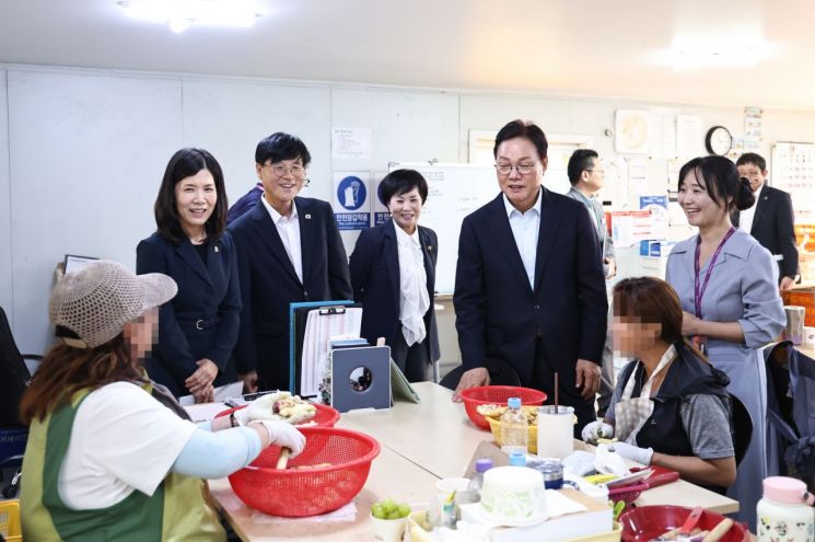 박완수 경남도지사(왼쪽 네 번째)가 거제지역자활센터에서 자활사업 참여자들과 대화를 나누고 있다. [사진제공=경남도]
