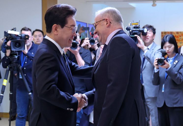 이재명 대통령과 앤서니 앨버니지 호주 총리가 22일(현지시간) 미국 뉴욕 주유엔대표부 반기문홀에서 열린 양자회담에 앞서 인사를 나누고 있다. 2026.9.23 연합뉴스