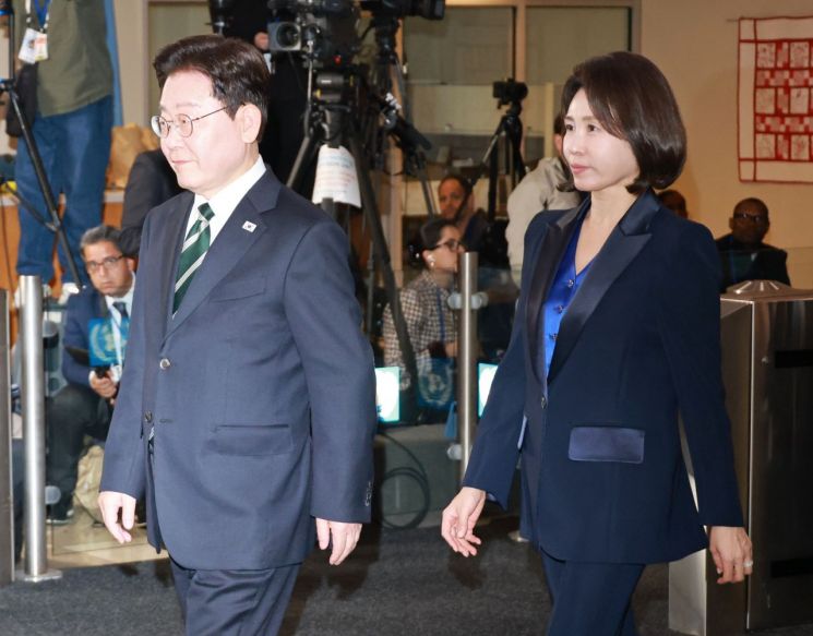 이재명 대통령과 김혜경 여사가 22일(현지시간) 미국 뉴욕 유엔본부에서 총회장으로 이동하고 있다. 2026.9.23 연합뉴스