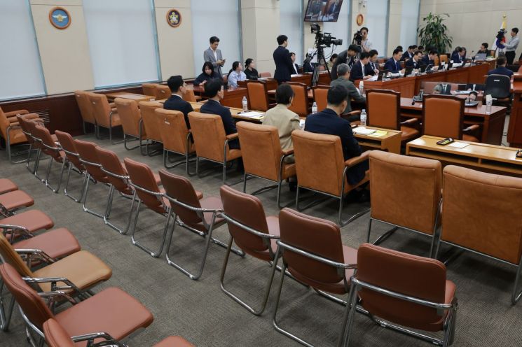 (서울=연합뉴스) 신현우 기자 = 16일 국회 국방위원회에서 강신철 국방부 장관 후보자 인사청문회가 열린 가운데 증인·참고인석이 비어 있다. 2026.9.16    nowwego@yna.co.kr(끝)