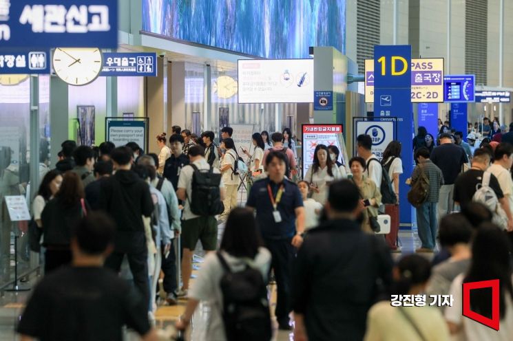"나에게 선물, 남은 연차 탈탈 털어 해외여행" 연말 예약 138% 급증…또 일본인가 했더니