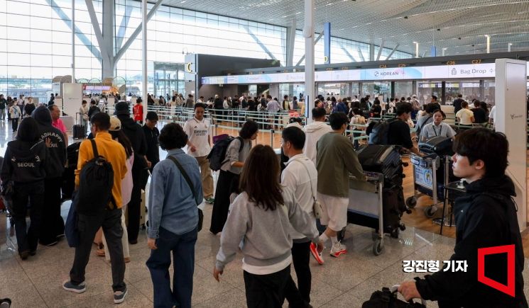 민족 최대 명절 추석 연휴를 하루 앞둔 23일 인천국제공항 제2여객터미널을 찾은 여행객들이 출국장으로 이동하고 있다. 강진형 기자