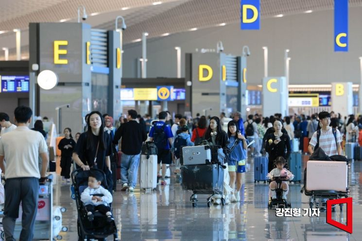 지난 23일 인천국제공항 제2여객터미널을 찾은 여행객들이 출국장으로 이동하고 있다. 사진은 기사의 특정 내용과 직접 관련 없음.