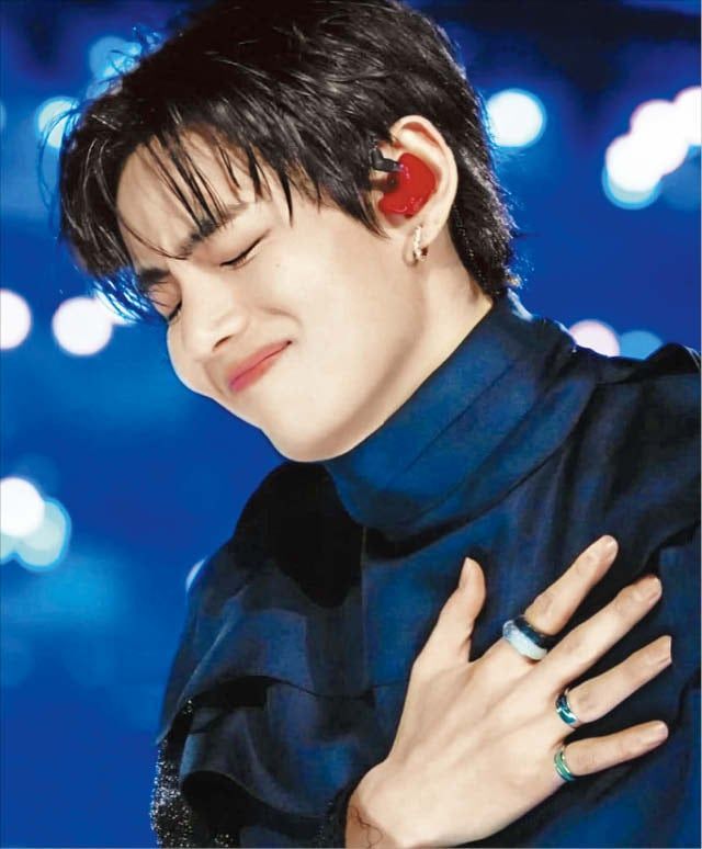 지난 3월 서울 광화문 '아리랑' 컴백 공연 무대에서 옥반지를 착용한 방탄소년단(BTS) 뷔. 빅히트뮤직