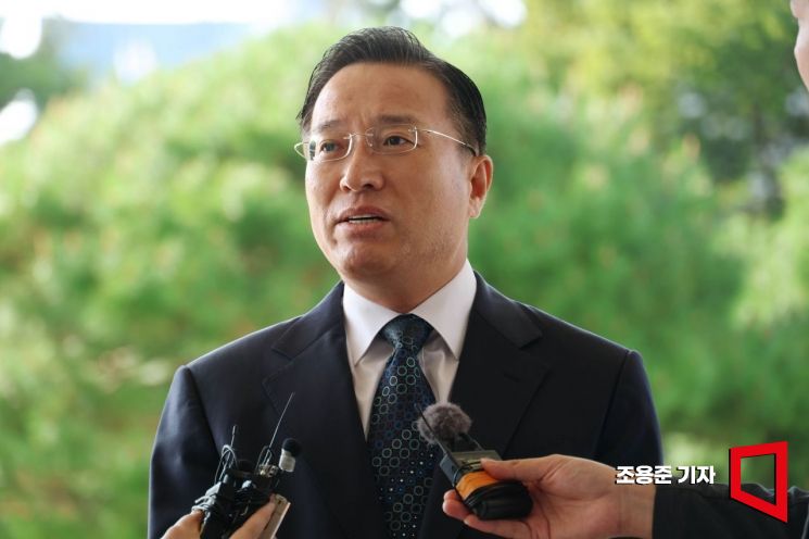 공석인 검찰총장 직무대행을 맡게 된 이정현 신임 대검찰청 차장이 23일 서울 서초구 대검찰청으로 첫출근하며 취재진 질문에 답하고 있다. 2026.9.23 조용준 기자