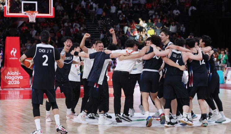 남자 농구대표팀도 피해를 봤다. 한국은 지난 20일 일본과의 결승전을 앞두고 오전 슈팅 훈련을 계획했지만, 조직위에 요청한 셔틀버스가 끝내 나타나지 않아 훈련을 취소해야 했다. 한국은 제대로 된 경기 전 훈련도 하지 못한 채 결승에 나섰고, 일본을 67-57로 꺾어 금메달을 목에 걸었다. 연합뉴스