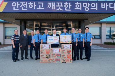 김신 완도군수는 완도경찰서를 비롯해 완도해양경찰서, 완도소방서, 완도군장애인복지관, 요양시설 등을 직접 방문해 위문품을 전달했다. 완도군 제공