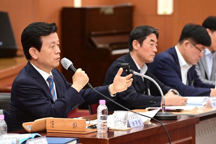 [사진 제공=진주시] 조규일 진주시장이 23일 시청 시민홀에서 열린 ‘2026년 10월 축제 부서별 추진상황 보고회’에서 3대 가을축제의 안전·교통·관람객 편의 등 분야별 준비상황을 점검하고 관련 대책에 대해 발언하고 있다.