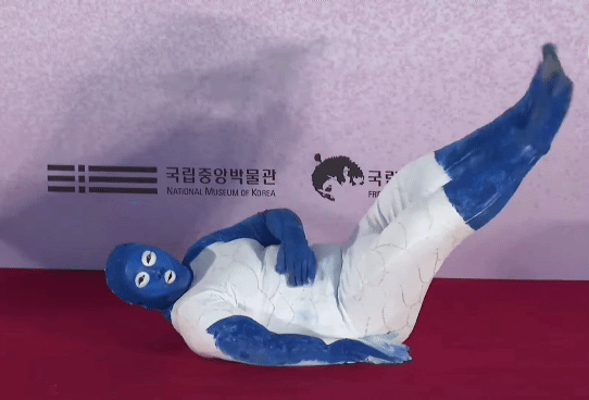 ‘2026 국중박 분장놀이 전국편’에서 대상을 받은 전은슬씨가 ‘백자 잉어모양 연적’을 재현해 바닥에 누운 채 몸을 펄떡이는 퍼포먼스를 선보이고 있다. 연합뉴스tv 영상 캡쳐