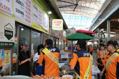 화순소방서는 관내 전통시장에서 '화재예방 캠페인 및 전통시장 장보기 행사'를 진행했다. 화순소방서 제공