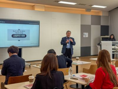 임준우 경남정보대 AID사업단장(산학부총장)이 워크숍에서 동남권 AIDX 혁신협의체 1차년도 사업 추진 방향을 발표하고 있다. 경남정보대 제공