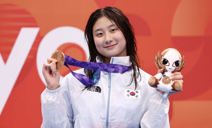 김승원이 23일 도쿄 아쿠아틱스 센터에서 열린 2026 아이치·나고야 아시안게임 수영 여자 100m 개인 배영 시상식에서 동메달을 들고 환하게 웃고 있다. 연합뉴스
