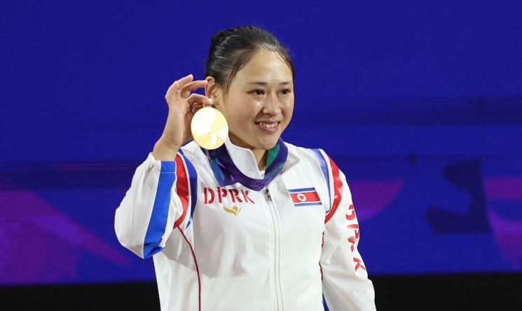 리성금이 시상대에 올라 메달을 들어 보이고 있다. 연합뉴스