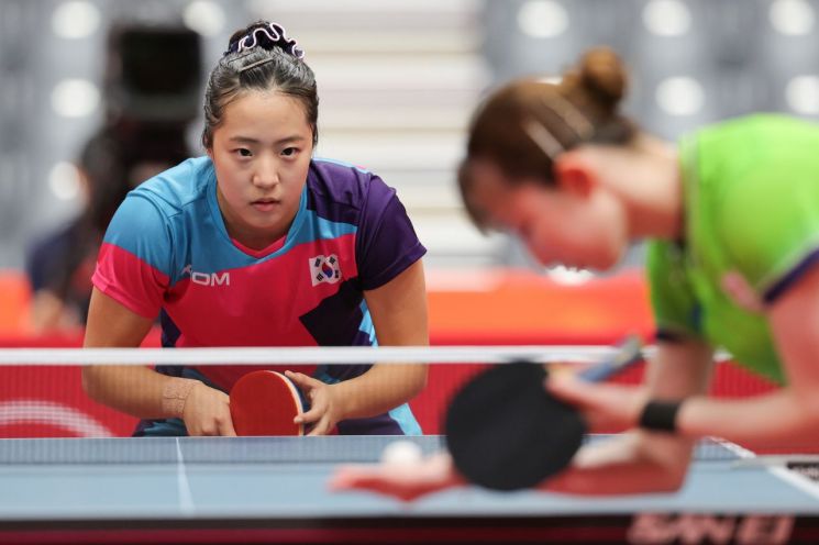 신유빈이 23일 일본 아이치현 스카이홀에서 열린 2026 아이치·나고야 아시안게임 탁구 여자단체 준결승 일본과의 경기에서 하야타 히나의 서브를 기다리고 있다. 연합뉴스