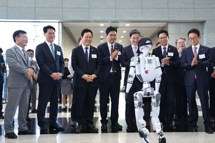 박완수 경남도지사(왼쪽 세 번째)가 '피지컬AI 지역거점 발전 포럼'에서 휴머노이드 로봇을 살펴보고 있다. [사진제공=경남도]