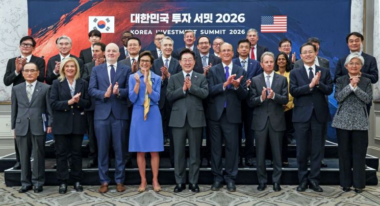 이재명 대통령이 23일(현지시간) 미국 뉴욕 한 호텔에서 열린 '대한민국 투자 서밋 2026' 행사에 앞서 참석자들과 기념촬영을 하고 있다.    이날 행사에는 제니 존슨 프랭클린 템플턴 CEO, 엠마누엘 로만 핌코 CEO, 제인 프레이저 씨티그룹 CEO, 래리 핑크 블랙록 회장, 티모시 가이트너 워버그 핀커스 회장을 비롯해 존 림 삼성바이오 사장, 성 김 현대차그룹 사장, 유정준 SK 부회장, 현신균 LG CNS 사장, 정인섭 한화오션 사장, 송용진 두산에너빌리티 사장, 김병훈 에이피알 대표 등이 참석했다. 2026.9.23 연합뉴스