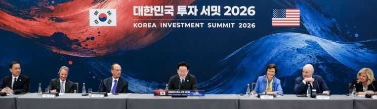 이재명 대통령이 23일(현지시간) 미국 뉴욕 한 호텔에서 열린 '대한민국 투자 서밋 2026' 행사에서 발언하고 있다.    왼쪽부터 이형일 부총리 겸 재정경제부 장관, 티모시 가이트너 워버그 핀커스 회장, 래리 핑크 블랙록 회장, 이재명 대통령, 제인 프레이저 씨티그룹 CEO, 엠마누엘 로만 핌코 CEO, 제니 존슨 프랭클린 템플턴 CEO. 2026.9.23 연합뉴스