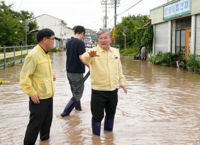 영광군이 집중호우로 피해를 입은 군민들에게 추석 명절 전 재난지원금을 지급했다. 사진은 장세일 영광군수가 호우피해를 입은 지역을 방문해 상황을 살펴보는 모습. 영광군 제공