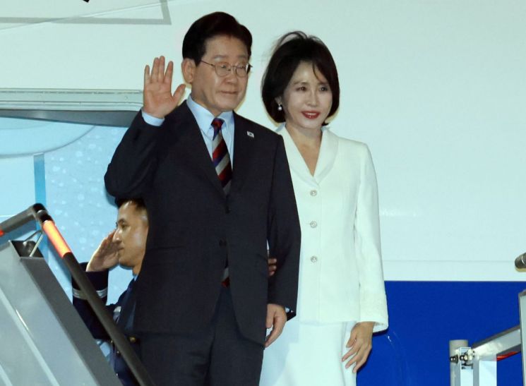 멕시코를 국빈방문한 이재명 대통령과 김혜경 여사가 23일(현지시간) 멕시코시티 펠리페 앙헬레스 국제공항에 도착한 공군 1호기에서 환영객에게 인사하고 있다. 2026.9.24 연합뉴스