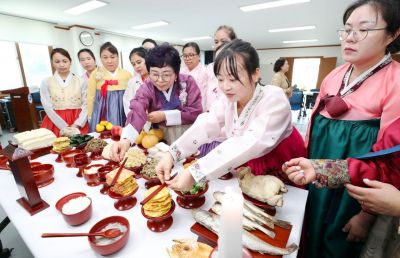 추석을 1주일 앞둔 17일 오전 전남광주 북구 두암3동 행정복지센터에서 북구새마을회 주관으로 열린 다문화가정 전통음식 체험행사에 참여한 다문화가족 여성들이 차례상을 차리고 있다. 전남광주 북구 제공, 연합뉴스