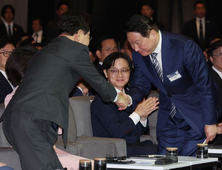이재명 대통령이 25일(현지시간) 멕시코시티 월드트레이드센터에서 열린 한-멕시코 비즈니스 포럼에서 최태원 대한상의 회장과 악수하고 있다. 2026.9.26 연합뉴스