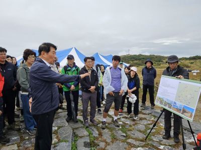 나동연 양산시장(왼쪽)과 관계 공무원, 시민 등 100여명이 참가한 현장점검. 양산시 제공