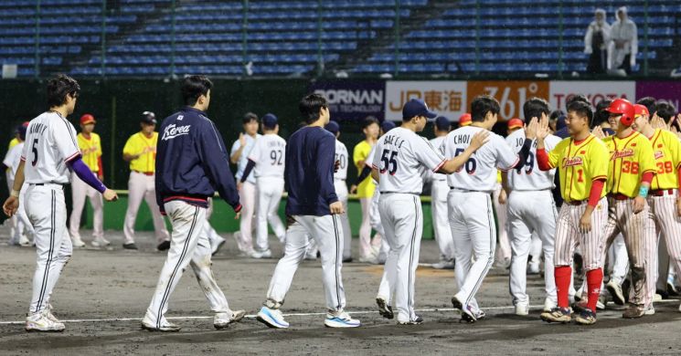 대한민국 야구 대표팀 선수들이 26일 일본 아이치현 도요하시 시민구장에서 열린 2026 아이치·나고야 아시안게임 야구 슈퍼라운드 중국과의 경기에서 승리한 뒤 중국 선수들과 인사를 나누고 있다. 연합뉴스