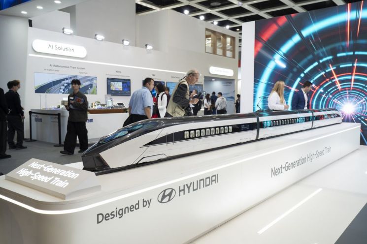현대로템이 지난 22일(현지시간) 독일 베를린에서 열린 ‘이노트란스(InnoTrans) 2026’에서 공개한 차세대 고속차량 콘셉트 모델. 현대자동차그룹과 공동으로 외관과 실내 디자인을 개발했다. 현대로템.