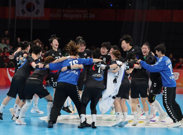 한국 여자 핸드볼 대표팀 선수들이 27일 일본 아이치현 이나자와 엔트리오에서 열린 2026 아이치·나고야 아시안게임 여자 핸드볼 풀리그 최종전 일본과의 경기에서 27-23으로 승리해 금메달을 확정한 뒤 얼싸안고 환호하고 있다. 연합뉴스