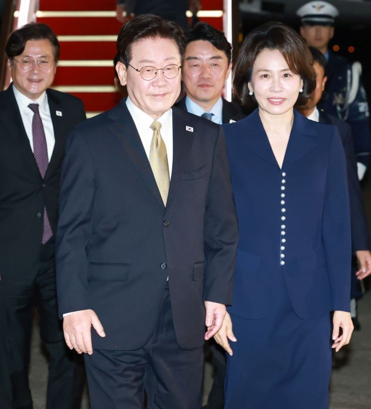 미국과 멕시코 순방을 마치고 귀국한 이재명 대통령과 김혜경 여사가 27일 성남 서울공항 공군 1호기에서 내려 차량으로 이동하고 있다. 2026.9.27 연합뉴스