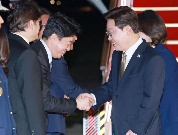 미국과 멕시코 순방을 마치고 귀국한 이재명 대통령이 27일 성남 서울공항에서 영접 나온 강훈식 비서실장과 인사하고 있다. 2026.9.27 연합뉴스