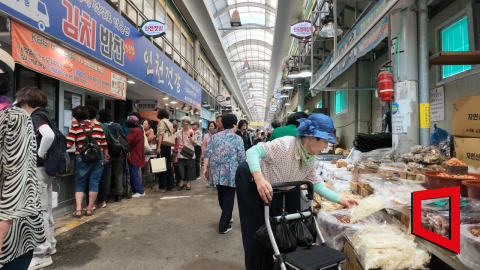 지난 22일 오전 광주 북구 말바우시장이 명절 장을 보러 나온 시민들로 붐비고 있다. 송보현 기자