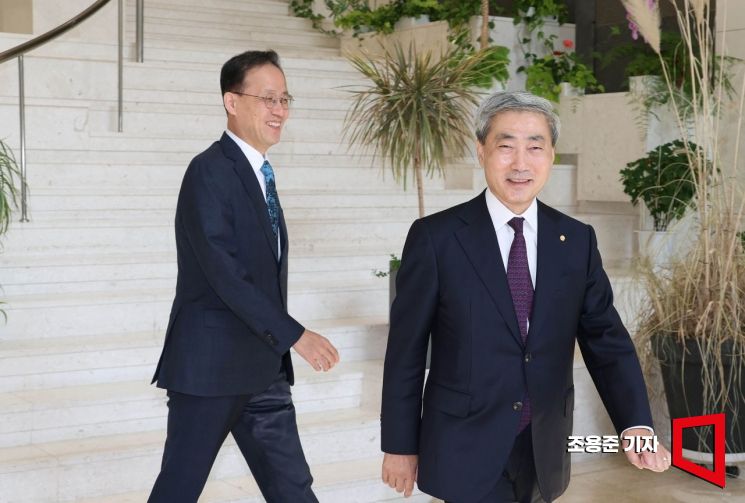 28일 서울 중구 한국은행을 방문한 이형일 경제부총리 겸 재정경제부 장관(왼쪽)이 신현송 한은 총재와 기념촬영을 마치고 이동 하고 있다.