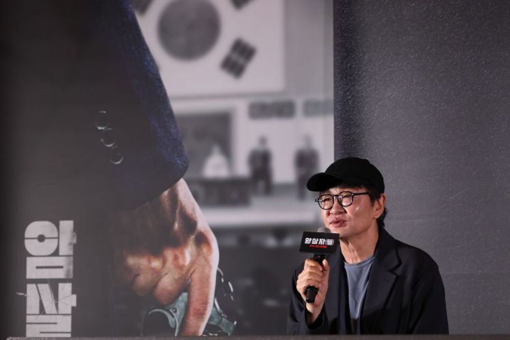 허진호 감독 역시 개봉 전 인터뷰에서 "감춰졌던 진실이나 배후를 밝혀내는 영화로 접근하지는 않았다"며 진실을 추적하는 과정에서 당시 시대를 살아간 사람들의 감정을 표현하는 데 초점을 맞췄다고 밝힌 바 있다. 연합뉴스