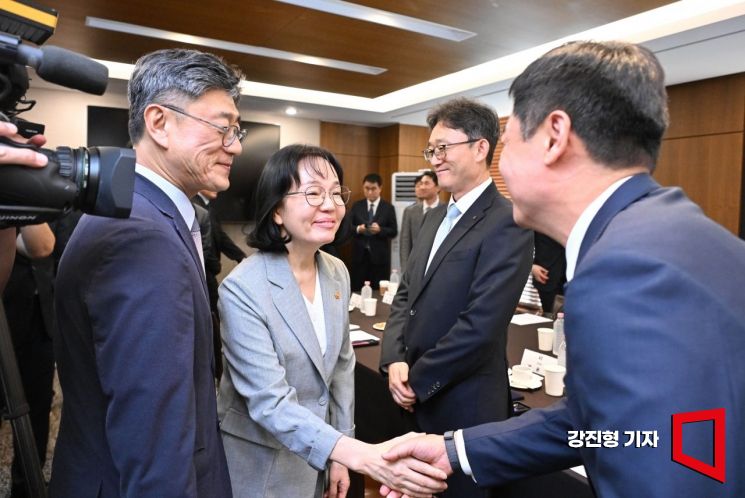 송경희 개인정보보호위원회 위원장이 28일 오후 서울 중구 프레스센터에서 열린 통신 3사 최고경영자(CEO) 간담회에서 참석자들과 인사를 나누고 있다. 왼쪽부터 정재헌 SK텔레콤 대표, 송 위원장, 박윤영 KT 대표, 홍범식 LG 유플러스 대표. 2026.9.28. 강진형 기자