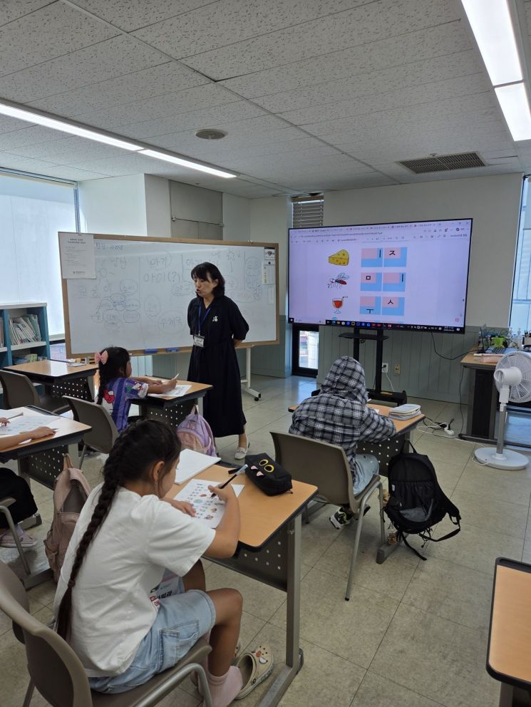 지난달 9일 찾은 경기 안산 푸른꿈동산학교에서 러시아, 카자흐스탄, 말레이시아 등에서 온 이주배경학생들이 한국어를 익히고 있다.