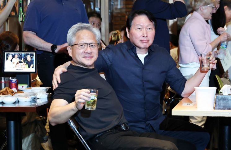 젠슨 황 엔비디아 최고경영자(CEO)와 최태원 SK 회장이 지난 6월 7일 서울 강남구 깐부치킨 삼성점에서 치맥 회동을 하던 술잔을 들어올리고 있다. 연합뉴스
