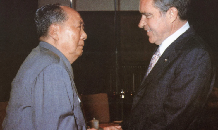 1972년 2월 미국 대통령의 중국 방문 당시, 중국의 마오쩌둥 주석이 베이징에서 리처드 닉슨 대통령을 맞이하고 있다. 신화통신