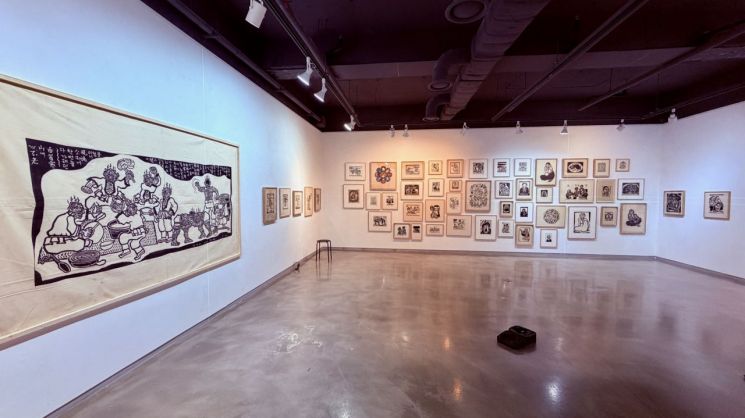 오윤 40주기 특별 판화전 ‘새김에서 각인으로: 19461986, 오윤의 궤적’ 전시 전경. 오윤이 남긴 판화 187종을 생전 판화와 유족의 후쇄 판화까지 아울러 한자리에서 선보인다. 한국스마트협동조합