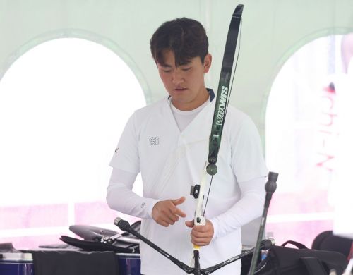 김제덕이 29일 일본 아이치현 오카자키 주오공원에서 열린 2026 아이치·나고야 아시안게임 양궁 남자 리커브 개인전 16강전에서인도 니라지 차우한에 패한 뒤 활을 만지고 있다. 오카자키=연합뉴스