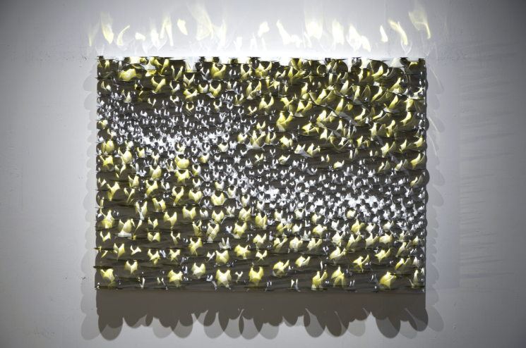 권용래의 ‘Light in Light-Golden’. 두드려 굴곡을 만든 스테인리스스틸 조각 사이로 빛이 번지며, 보는 위치에 따라 황금빛 형상이 끊임없이 달라지는 작품이다. 갤러리조은