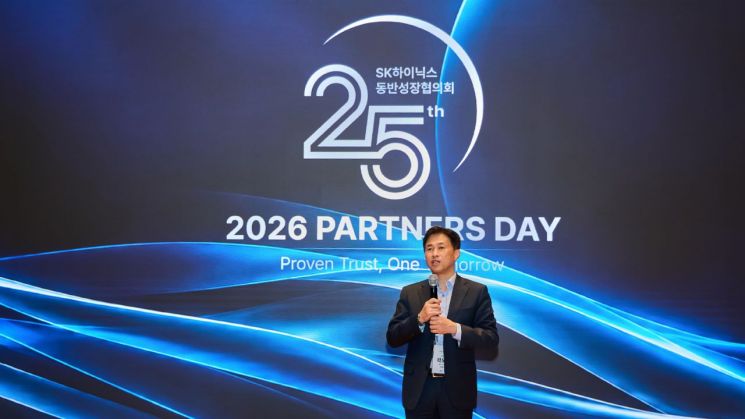 곽노정 SK하이닉스 대표이사 사장이 28일 협력사들과 함께 개최한 '2026 파트너스데이'에서 감사 인사를 전하고 있다. SK하이닉스.