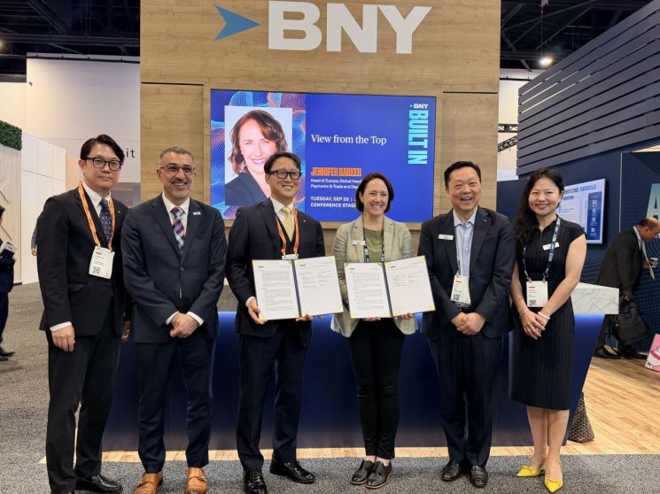 백기현 KB국민은행 외환사업본부장(좌측 3번째)과 Jennifer Barker BNY 글로벌 지급결제·무역금융 사업 총괄(좌측 4번째)이 지난 28일(미국 동부 시간 기준) 미국 플로리다주 마이애미 비치 컨벤션 센터에서 진행된 ‘국경간 디지털자산 결제 및 송금서비스 혁신을 위한 전략적 업무협약(MOU)’ 현장에서기념 촬영을 하고 있다. KB국민은행