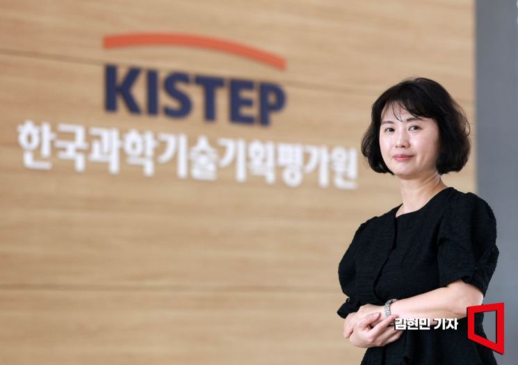심정민 한국과학기술기획평가원 혁신전략본부 인재전략센터장이 충북 음성군 청사에서 아시아경제와 만나 포즈를 취하고 있다. 2026.9.28 김현민 기자