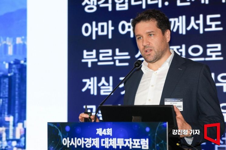 세바스티안 로렌츠 EQT파트너스 디지털 부문 헤드가 29일 서울 여의도 콘래드호텔에서 열린 ‘제4회 아시아경제 대체투자포럼’에 참석해 ‘AI시대의 PE투자 방향’이란 주제로 강연 하고 있다. 2026.9.29. 강진형 기자